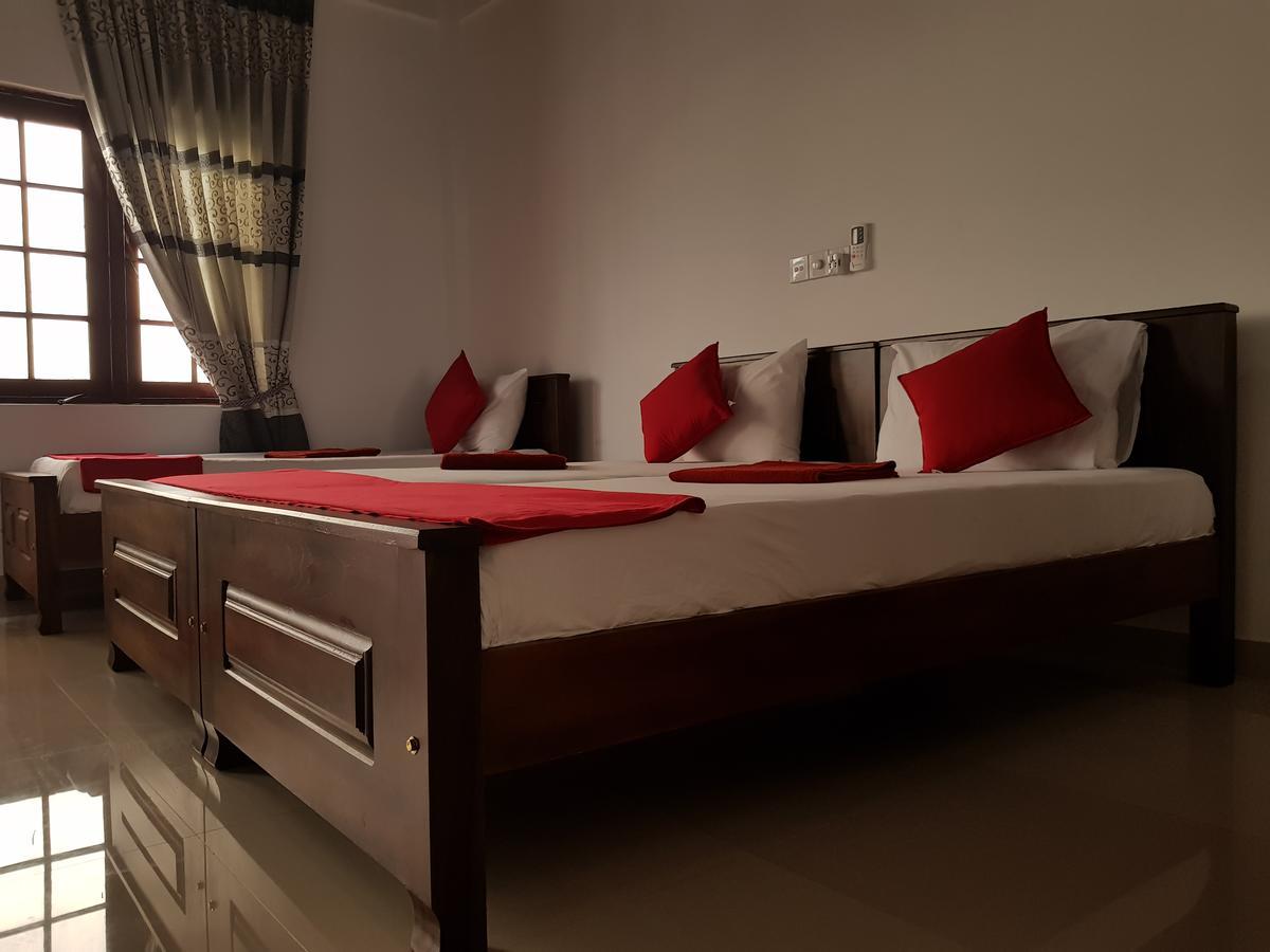 نيجومبو Oasis Beach Hotel المظهر الخارجي الصورة